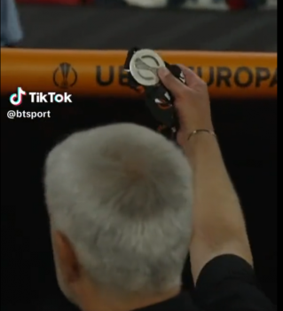 Co zrobił Mourinho ze swoim medalem za finał Ligi Europy? (VIDEO)
